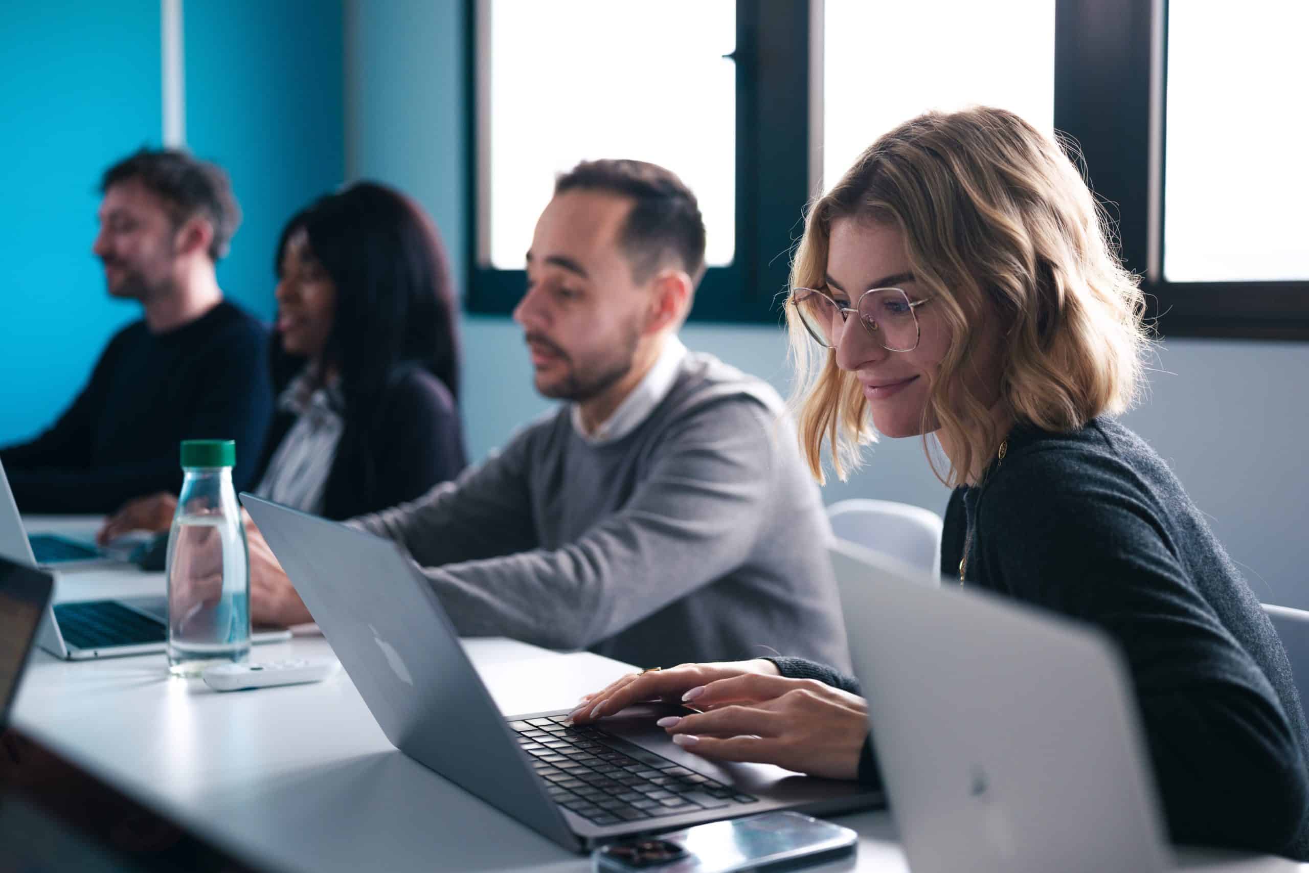 Équipe Ylly en séance de travail sur ordinateurs portables
