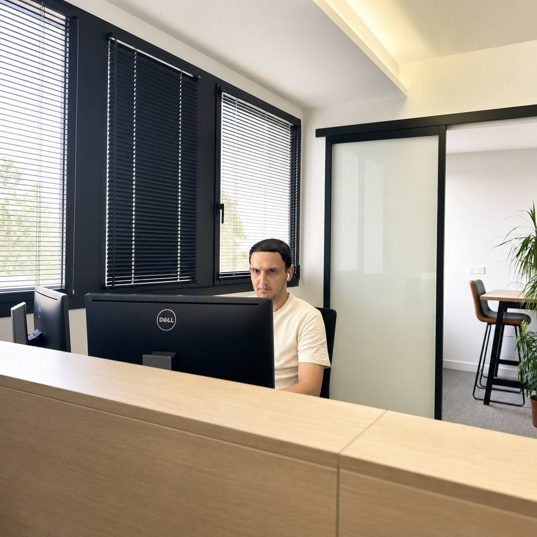 Développeur Ylly au travail sur une interface web