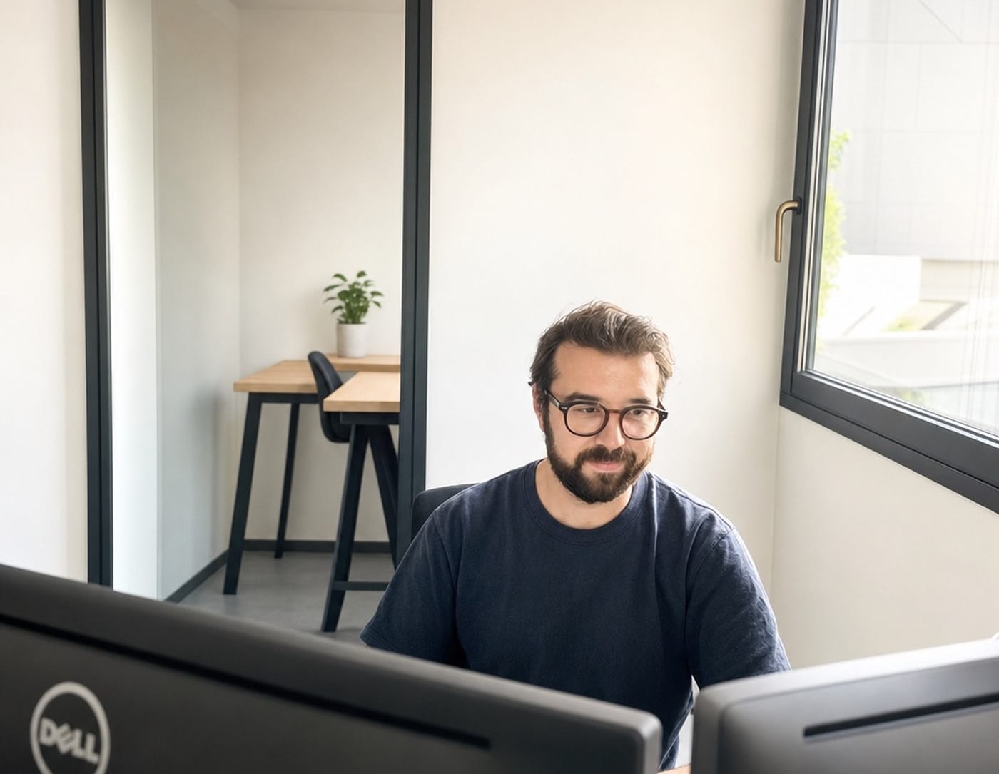 Développeur Ylly derrière son écran en open space