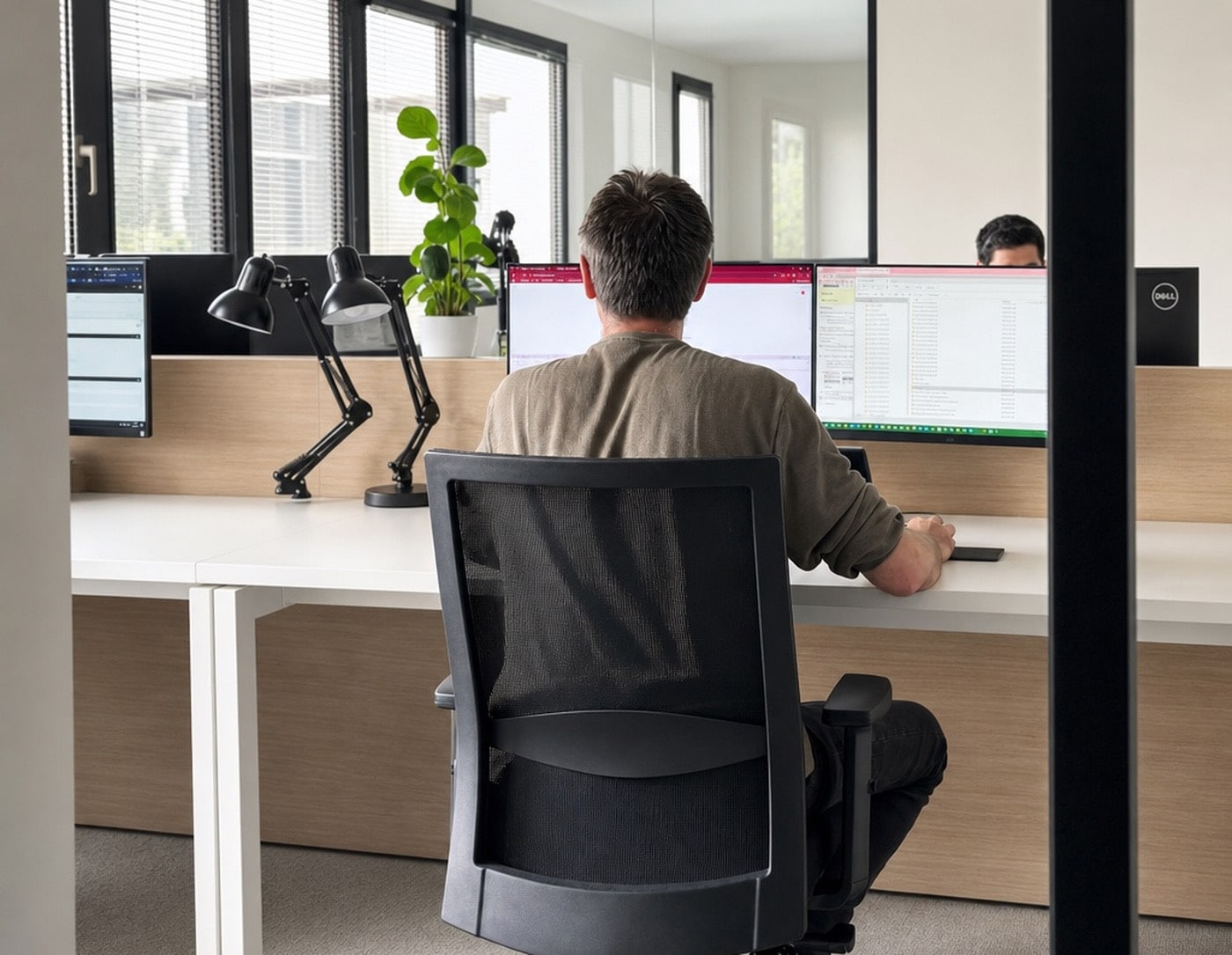 Développeur Ylly à son poste, vue arrière sur l'open space