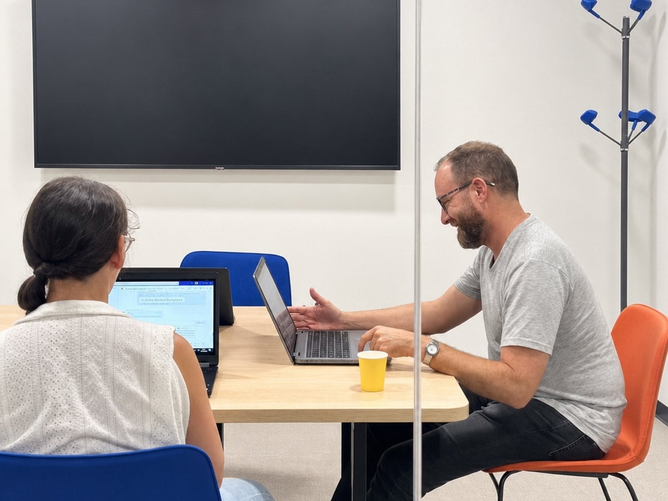 Deux collègues en discussion de travail à une table