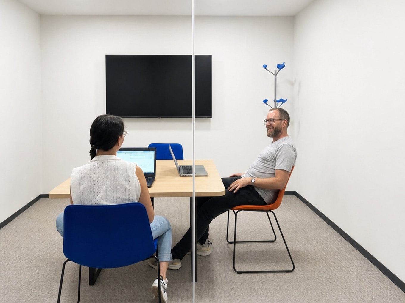 Deux membres de l'équipe en salle de réunion