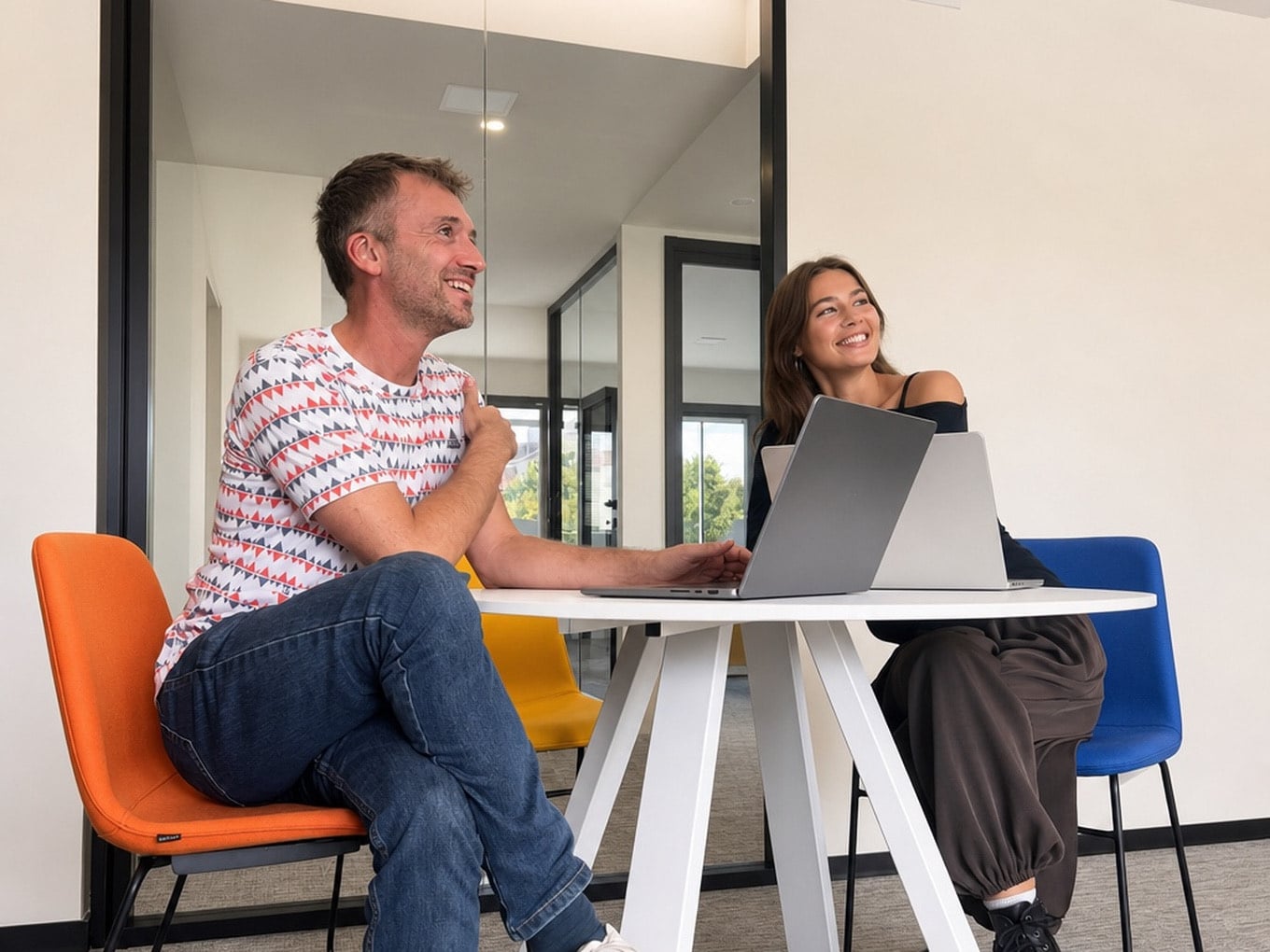Échange en tête-à-tête à une table haute