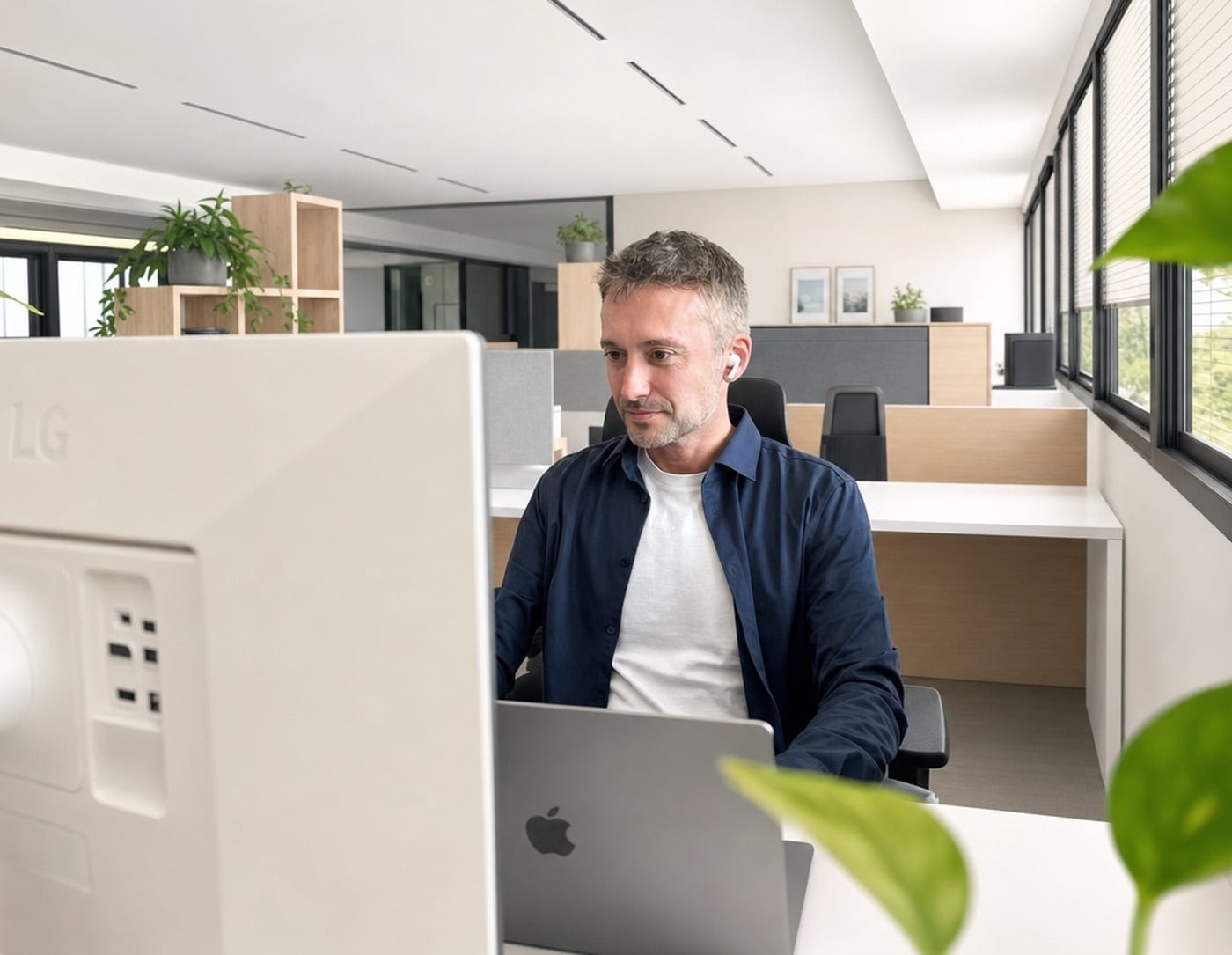 Membre de l'équipe Ylly concentré à son poste de travail