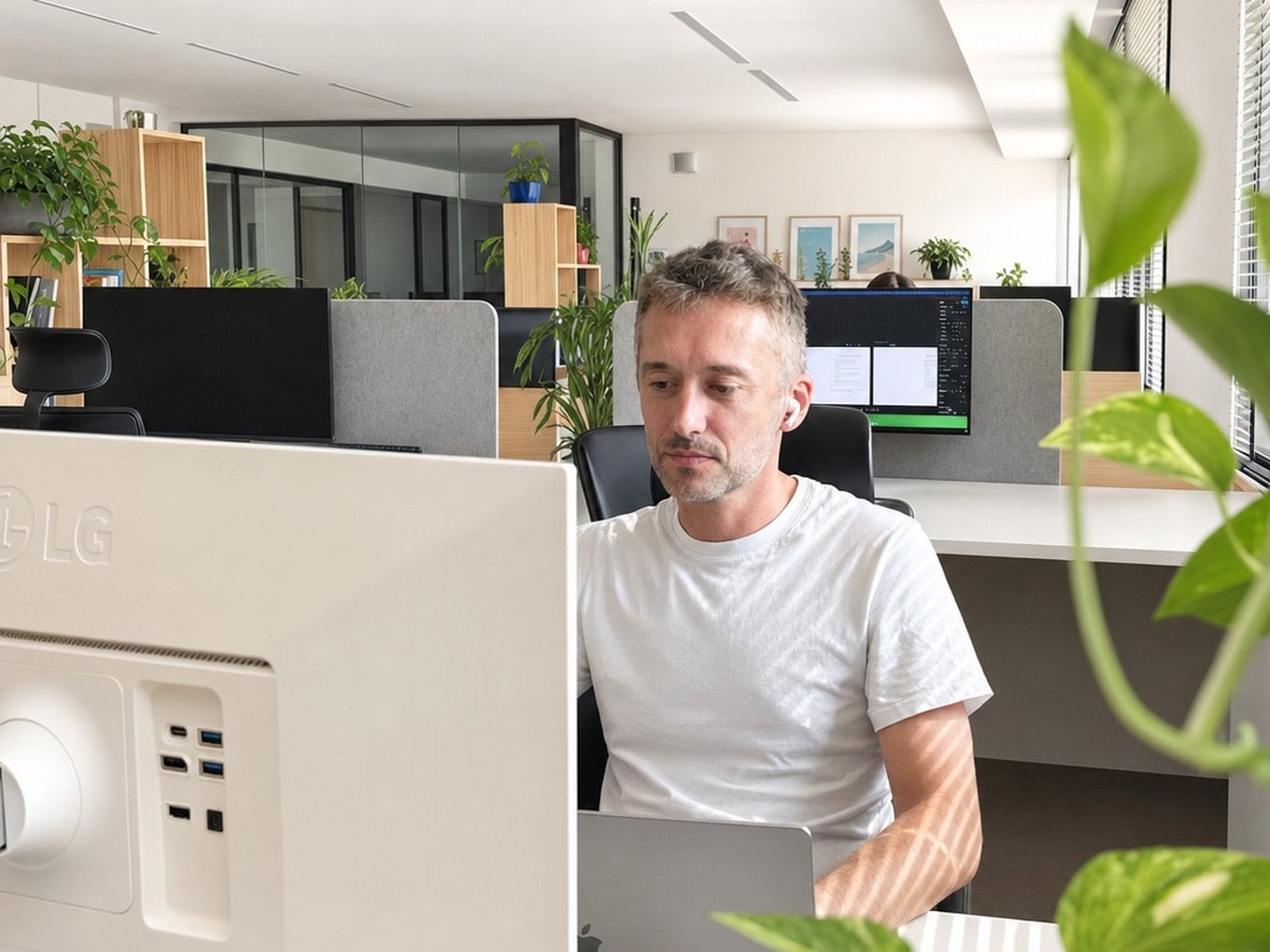Membre de l'équipe concentré à son poste de travail