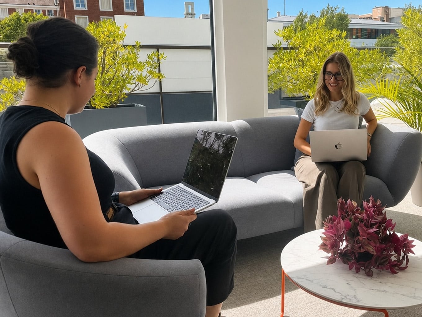 Deux membres de l'équipe en point projet côté terrasse