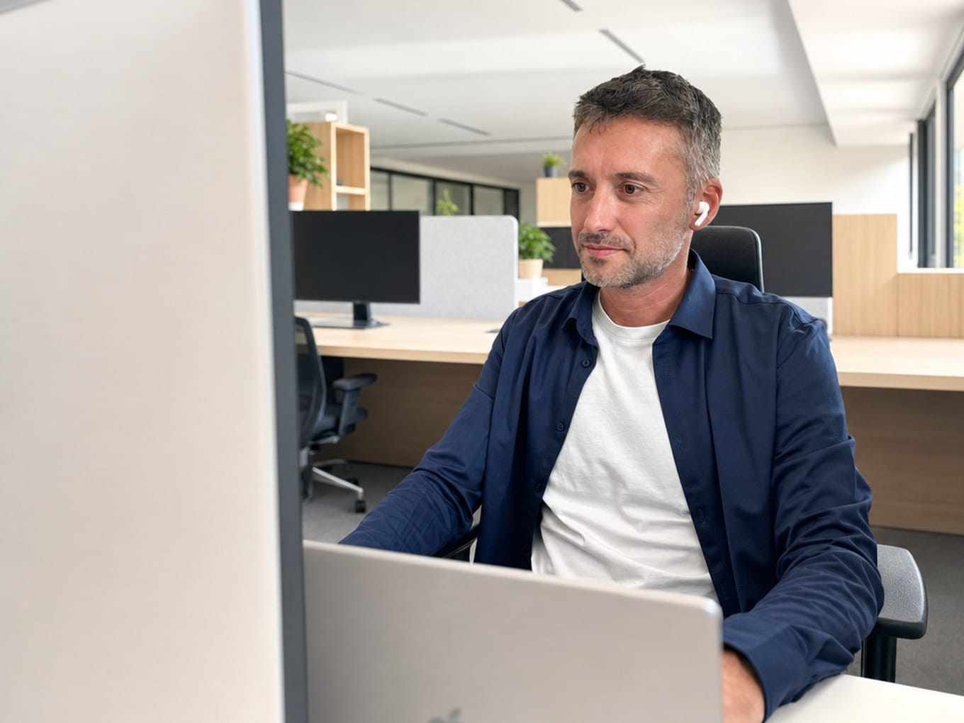 Membre de l'équipe Ylly au travail sur ordinateur portable